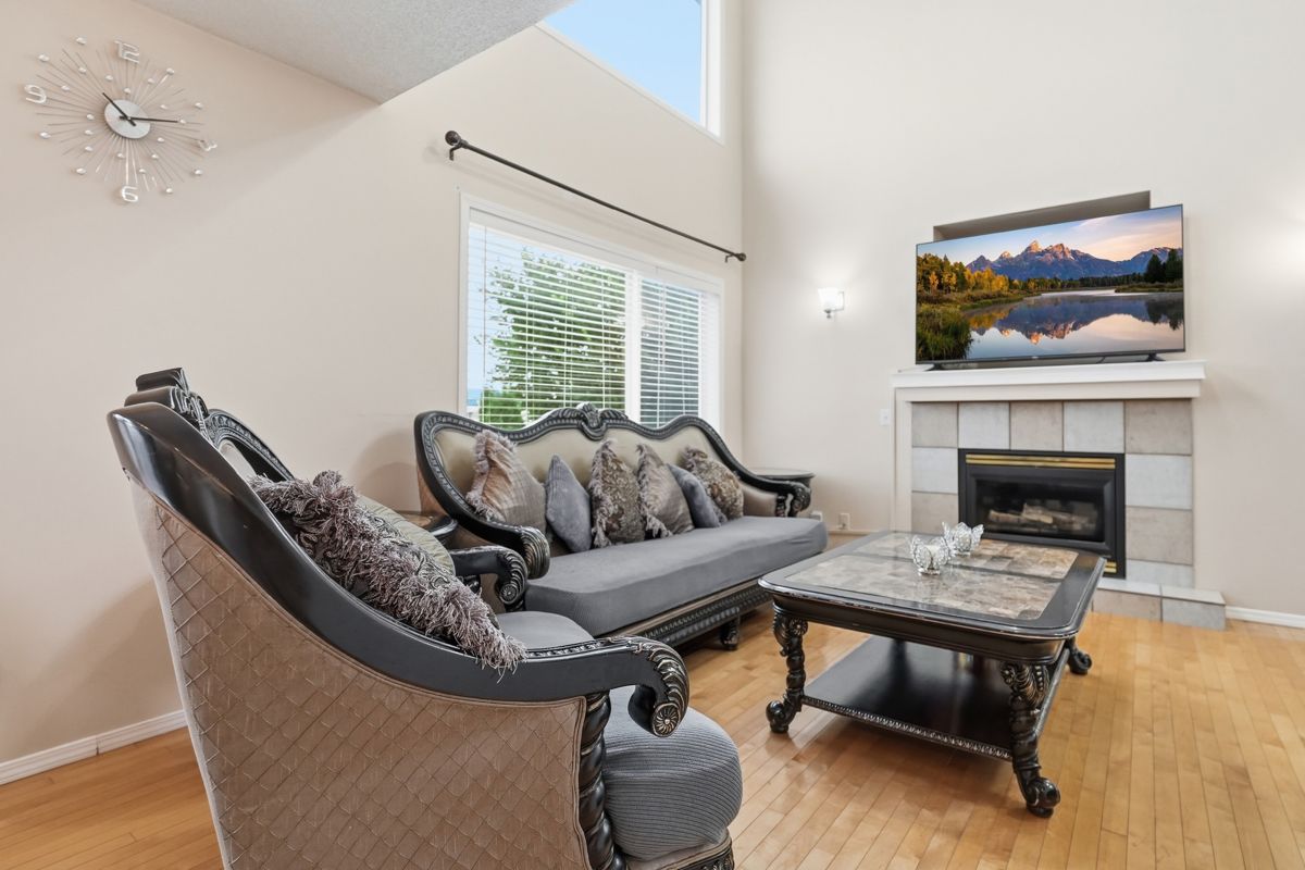 Two-storey living room with a gas fireplace